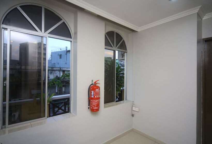 בית מלון כפרי London By Oyo Rooms