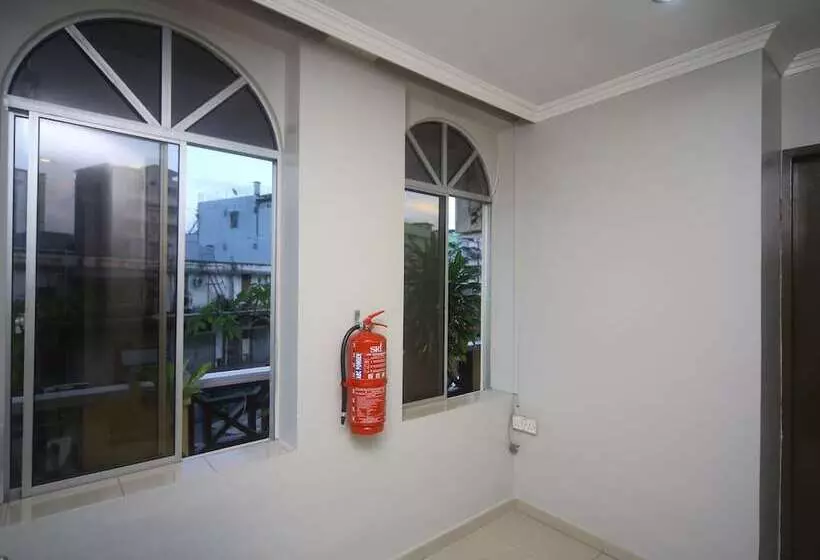 ホテル London By Oyo Rooms