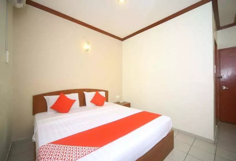 ホテル London By Oyo Rooms