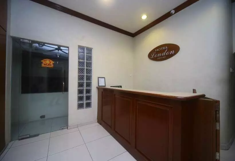 ホテル London By Oyo Rooms