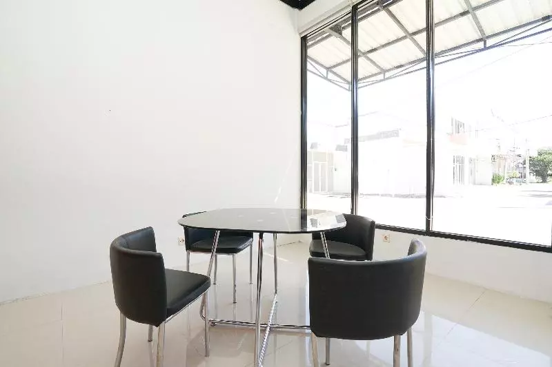 Hotelli Reddoorz At Bypass Town Square Mojokerto