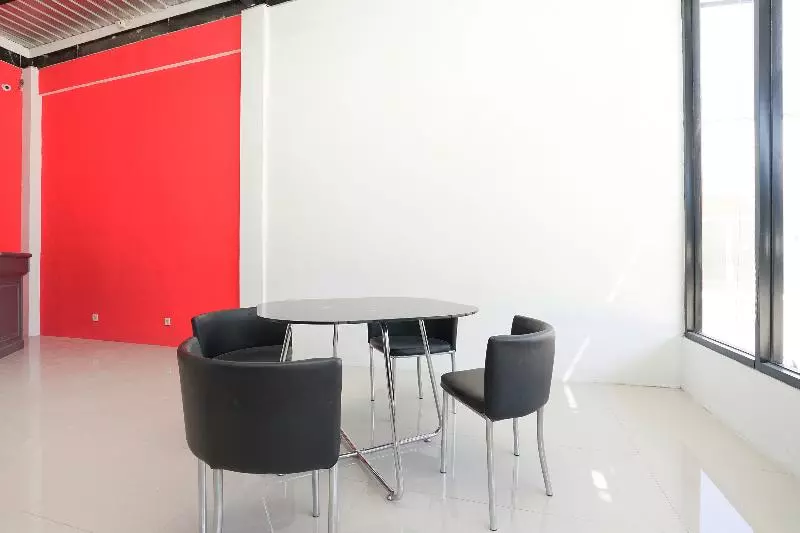 Hotelli Reddoorz At Bypass Town Square Mojokerto