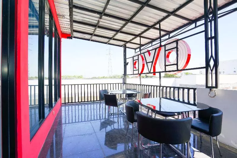 Hotelli Reddoorz At Bypass Town Square Mojokerto