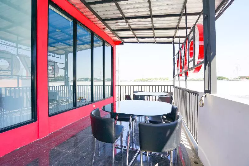 Hotelli Reddoorz At Bypass Town Square Mojokerto