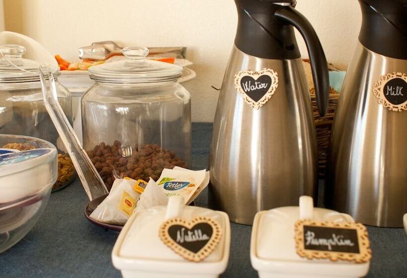 Kokua Surfarm Hostel