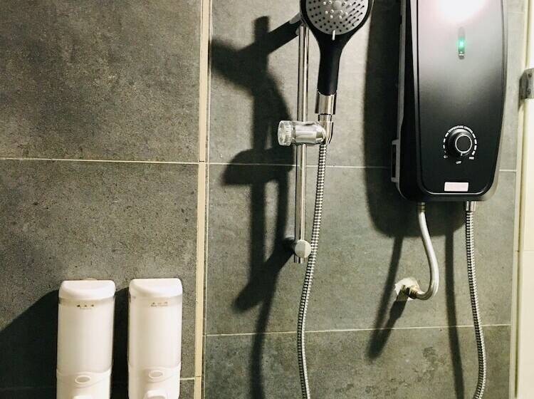 فندق Enclave Business