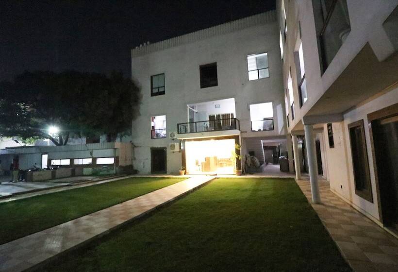 בית מלון כפרי Rajshri By Oyo Rooms