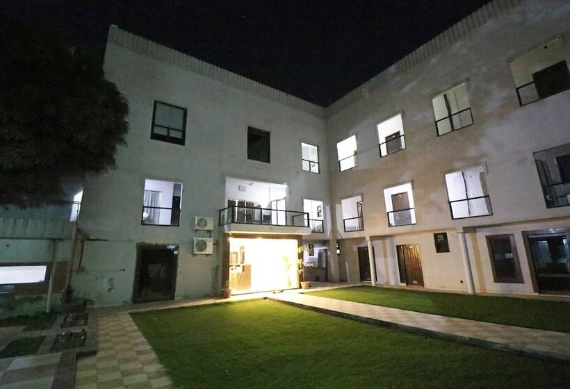 בית מלון כפרי Rajshri By Oyo Rooms