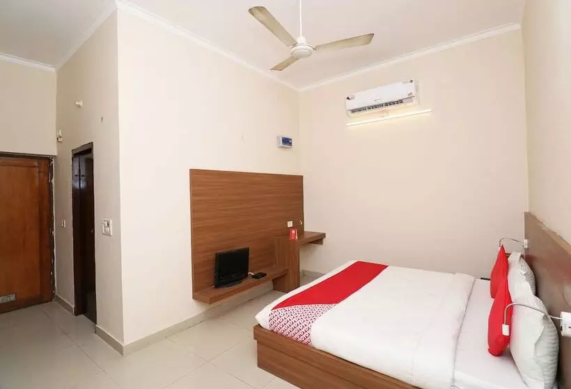 هتل Rajshri By Oyo Rooms