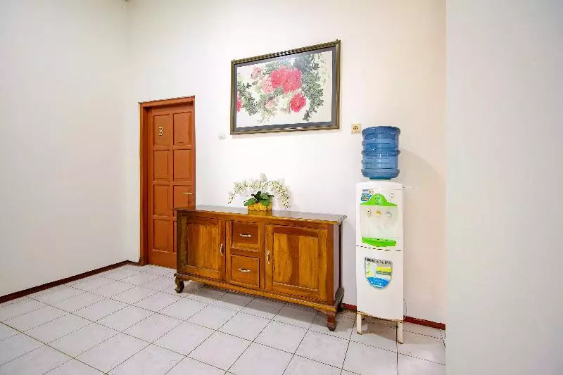 پانسیون Rumah Mumu Kost & Homestay By Oyo Rooms