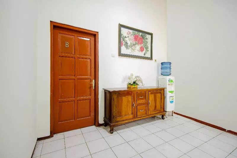 پانسیون Rumah Mumu Kost & Homestay By Oyo Rooms