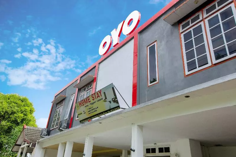 پانسیون Rumah Mumu Kost & Homestay By Oyo Rooms