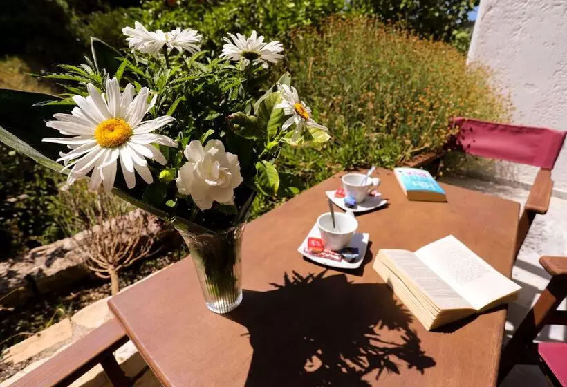 Bastas Hotel & Studios