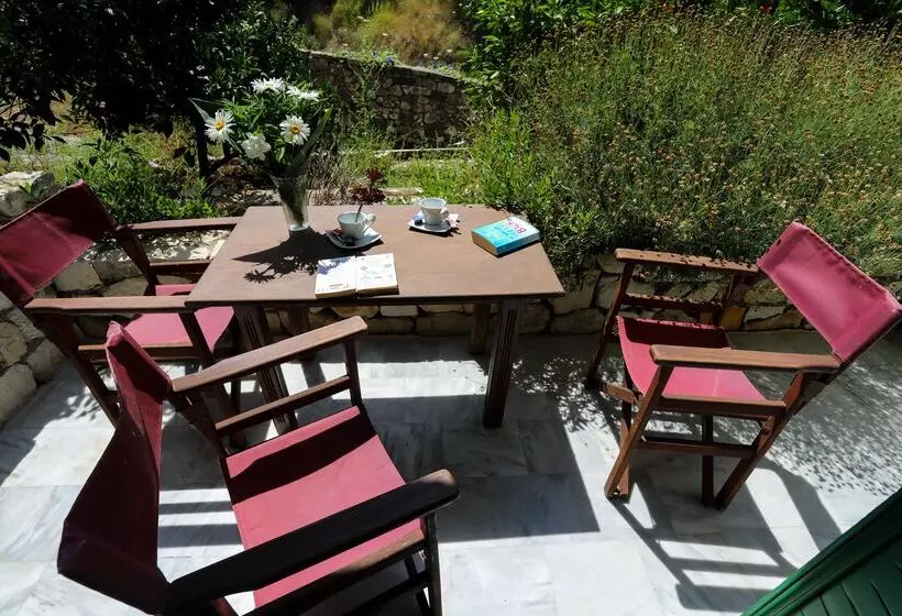 Bastas Hotel & Studios