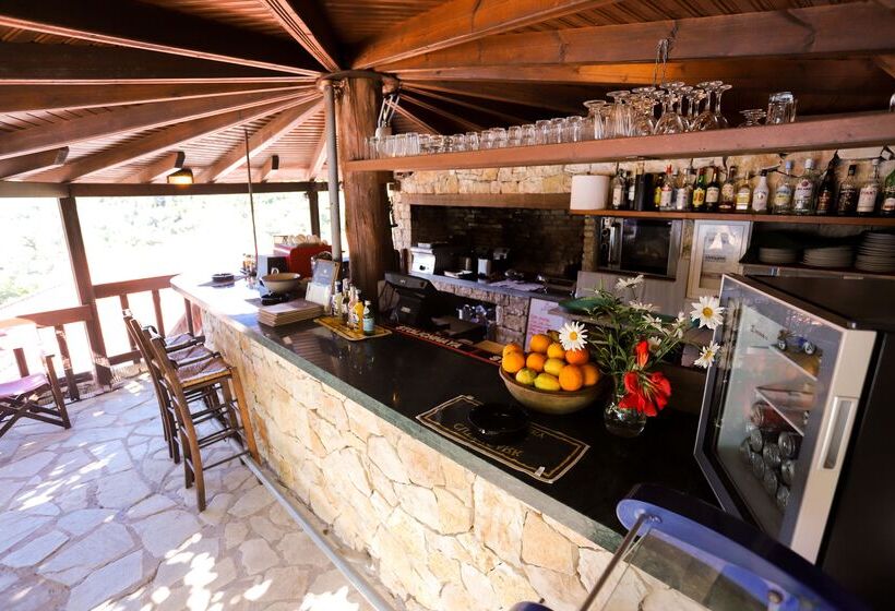 Bastas Hotel & Studios