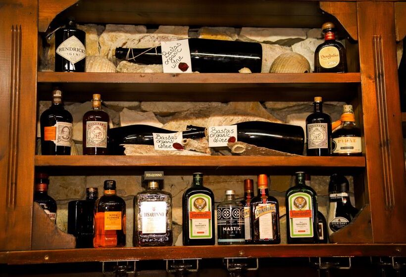 Bastas Hotel & Studios