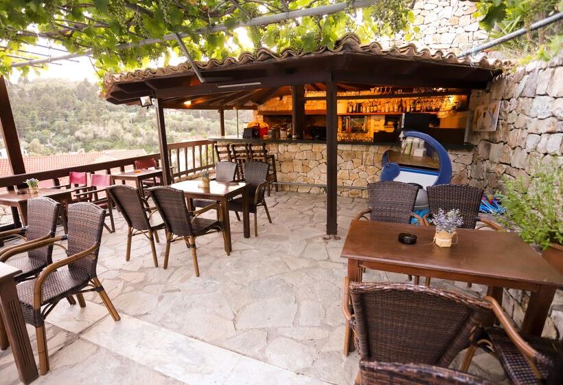 Bastas Hotel & Studios