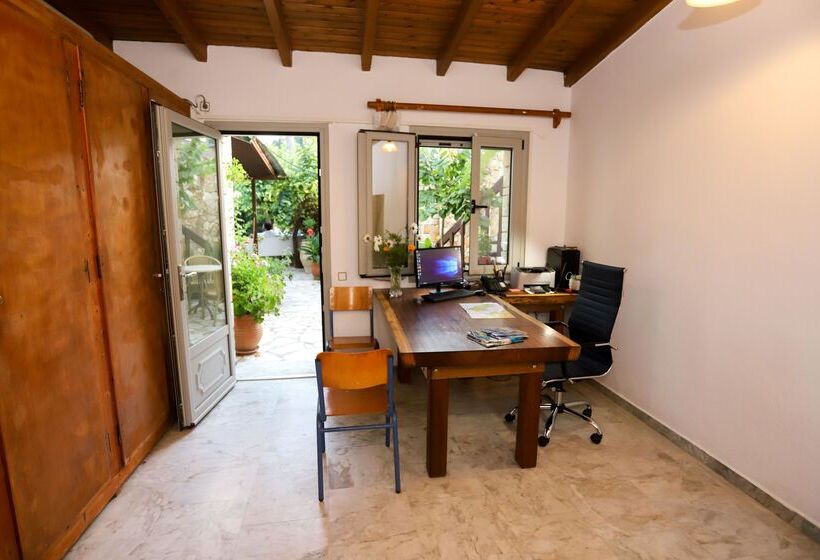 Bastas Hotel & Studios