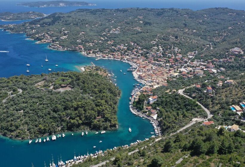 Bastas Hotel & Studios