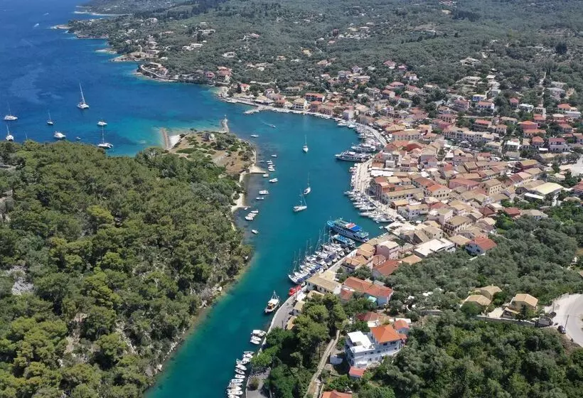 Bastas Hotel & Studios