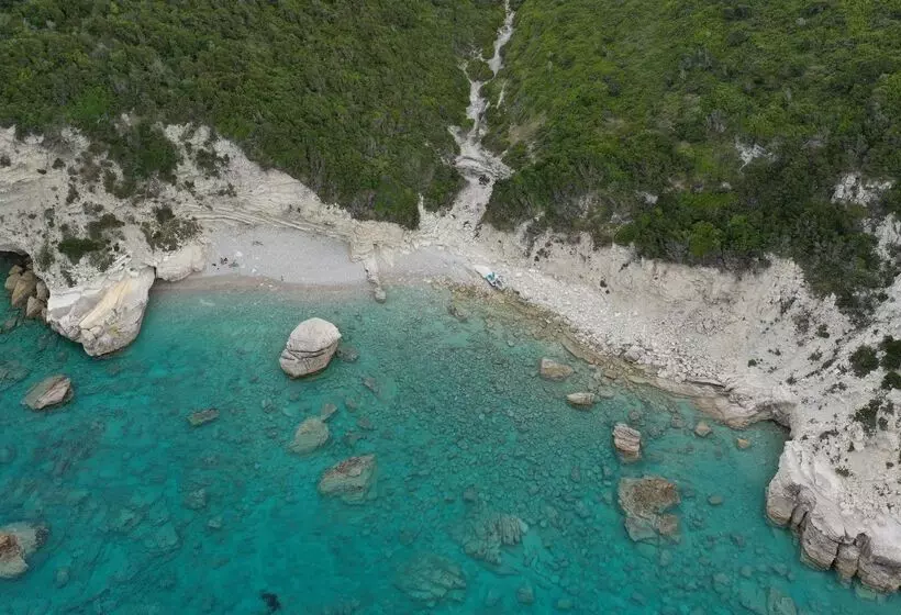 Bastas Hotel & Studios