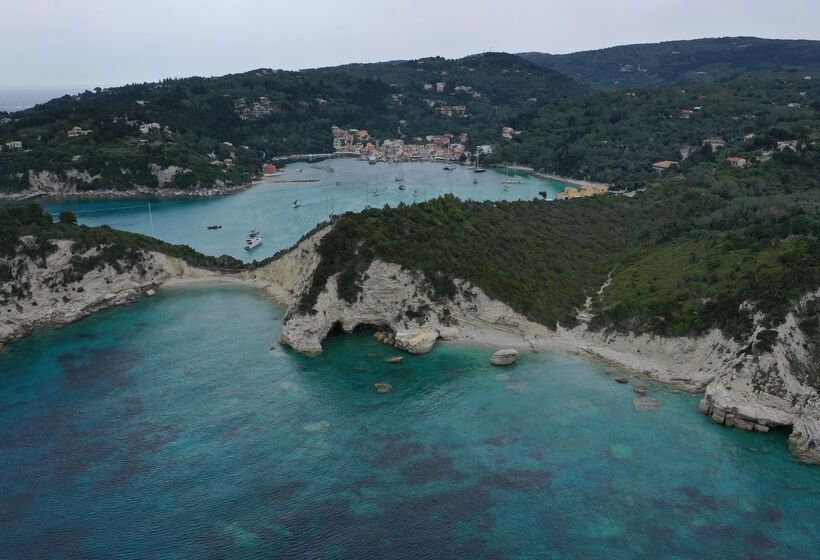 Bastas Hotel & Studios