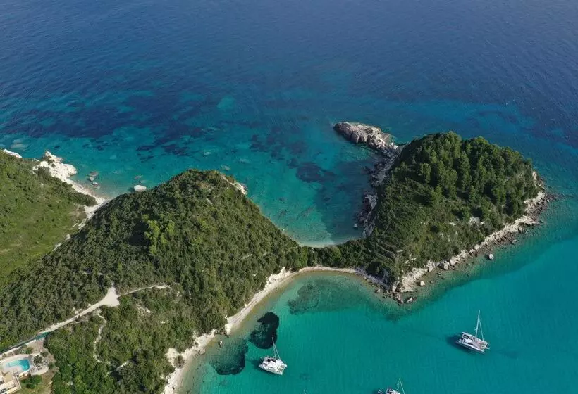 Bastas Hotel & Studios