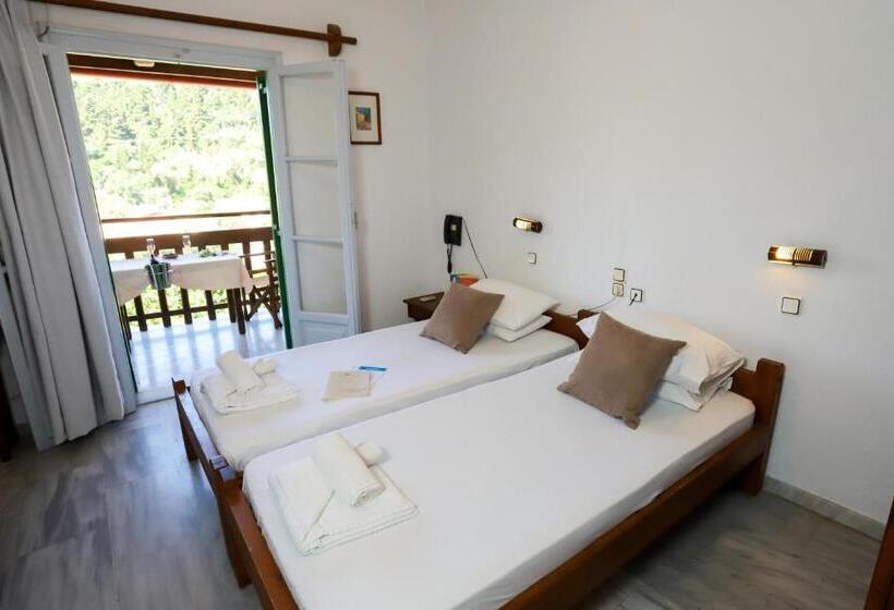 Bastas Hotel & Studios