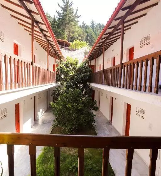 Bastas Hotel & Studios