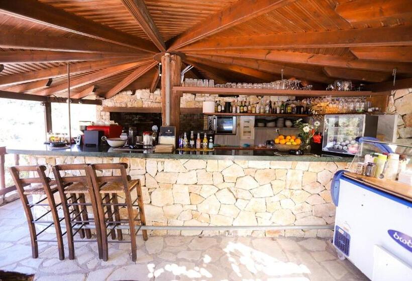 Bastas Hotel & Studios