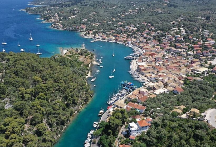 Bastas Hotel & Studios