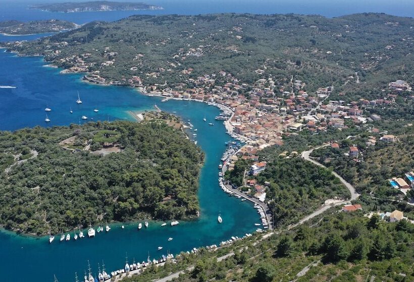 Bastas Hotel & Studios