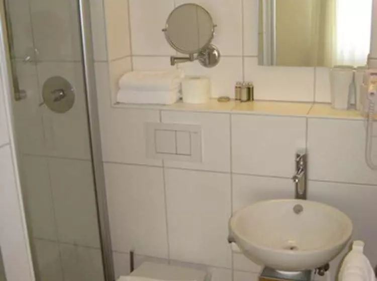 Hotelli Gasthof Goldener Adler