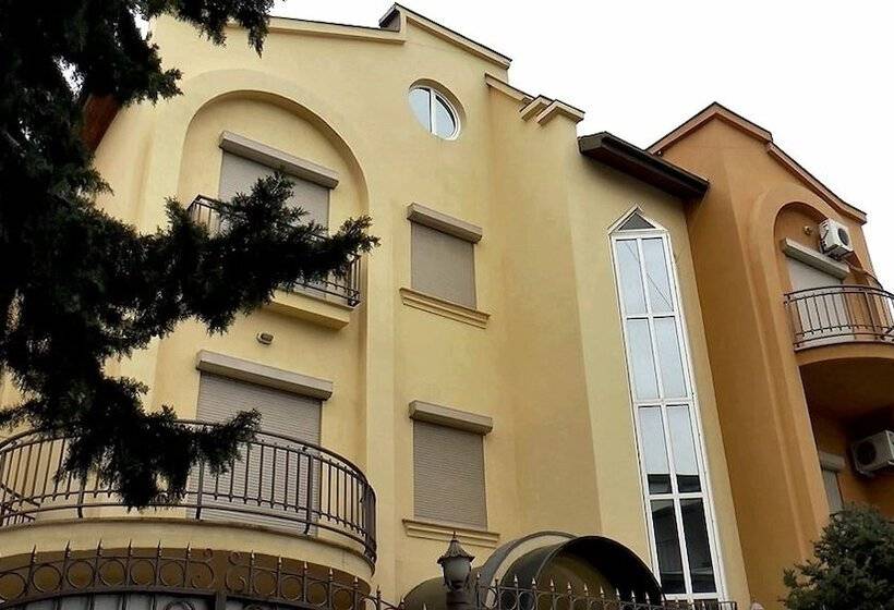 هتل Villa Courtyard