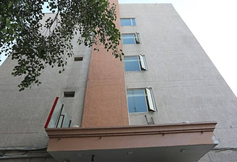 ホテル Tourist Deluxe By Oyo