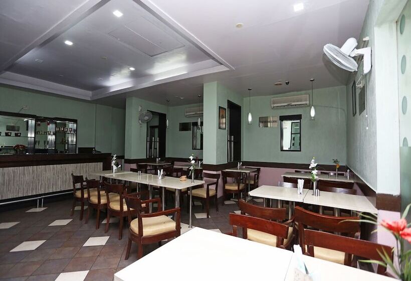 ホテル Tourist Deluxe By Oyo