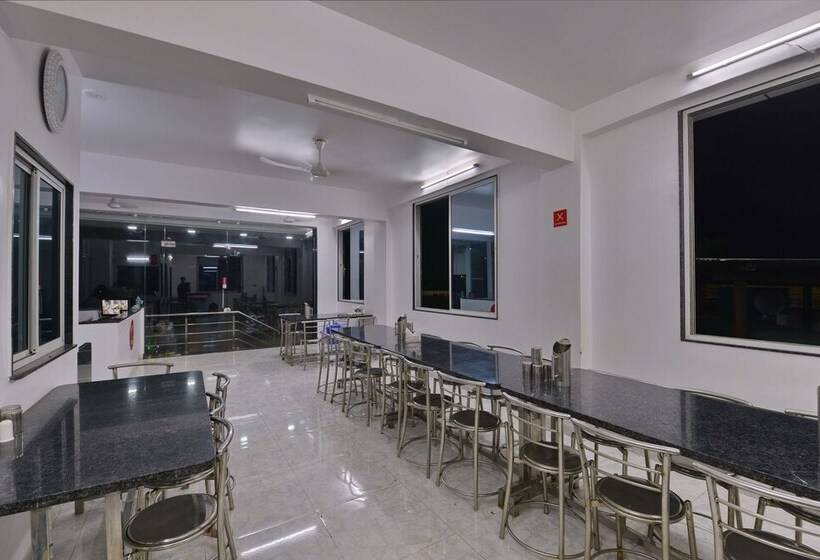 Hotel Tr Palace By Oyo Rooms