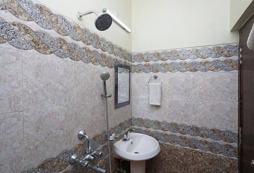 Hotel Tr Palace By Oyo Rooms