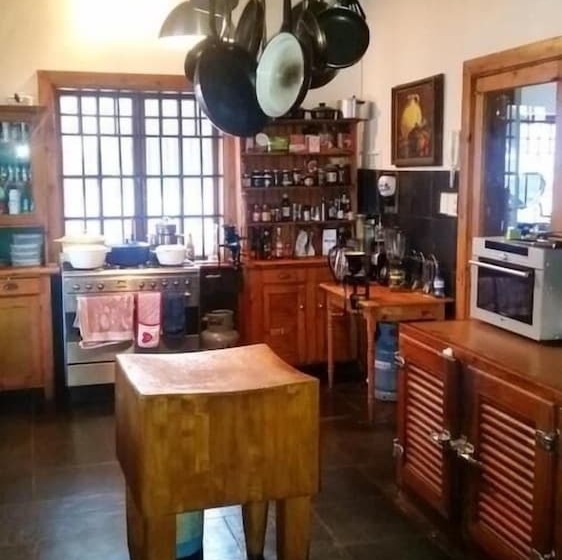 تختخواب و صبحانه Sandton Farmhouse