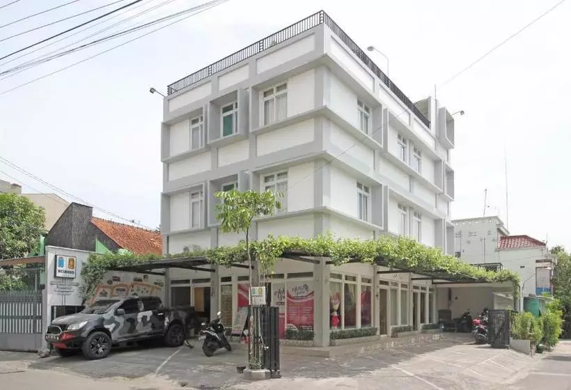 Hotelli Reddoorz Near Solo Balapan Station