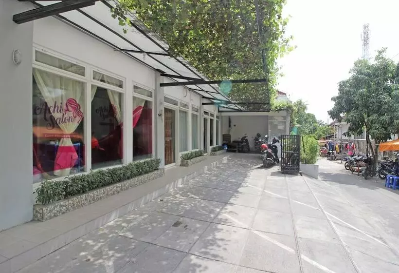 Hotelli Reddoorz Near Solo Balapan Station