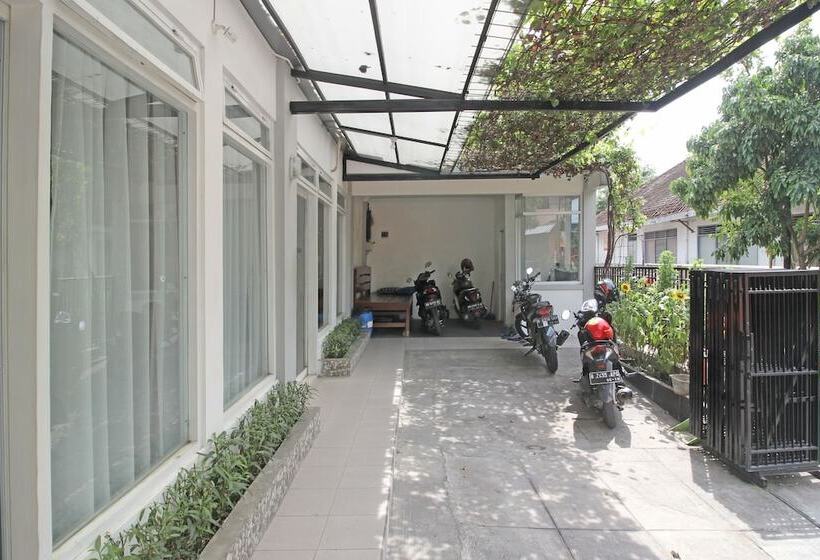 فندق Reddoorz Near Solo Balapan Station