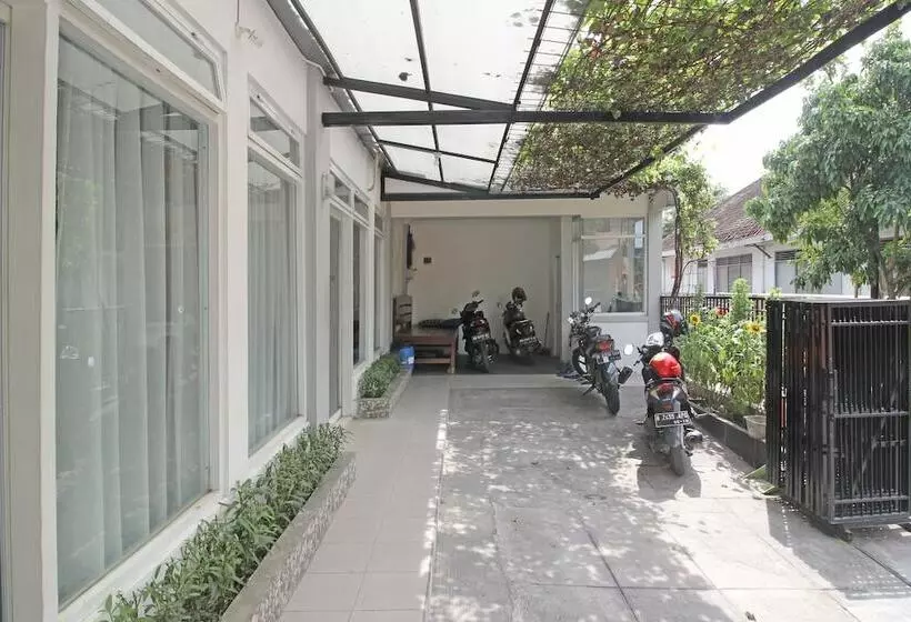 Hotelli Reddoorz Near Solo Balapan Station