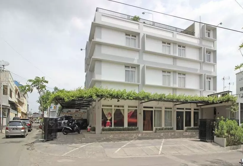 Hotelli Reddoorz Near Solo Balapan Station