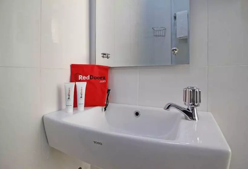 Hotelli Reddoorz Near Solo Balapan Station