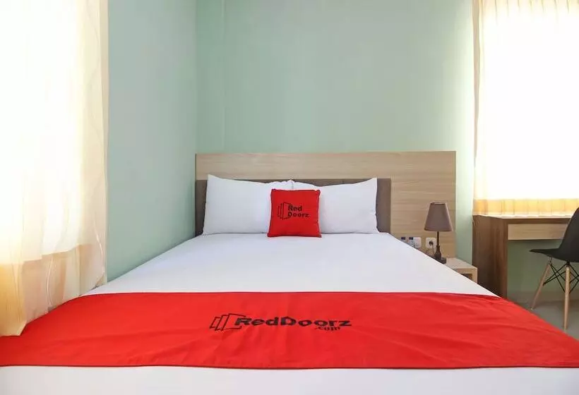 Hotelli Reddoorz Near Solo Balapan Station