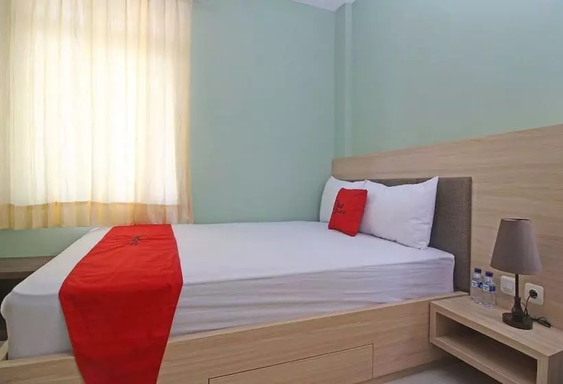 Hotelli Reddoorz Near Solo Balapan Station