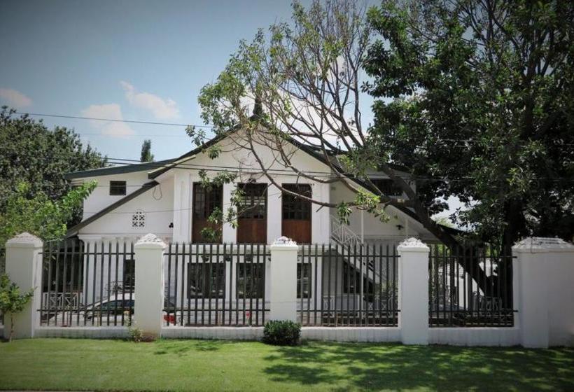 تختخواب و صبحانه Sandton Farmhouse