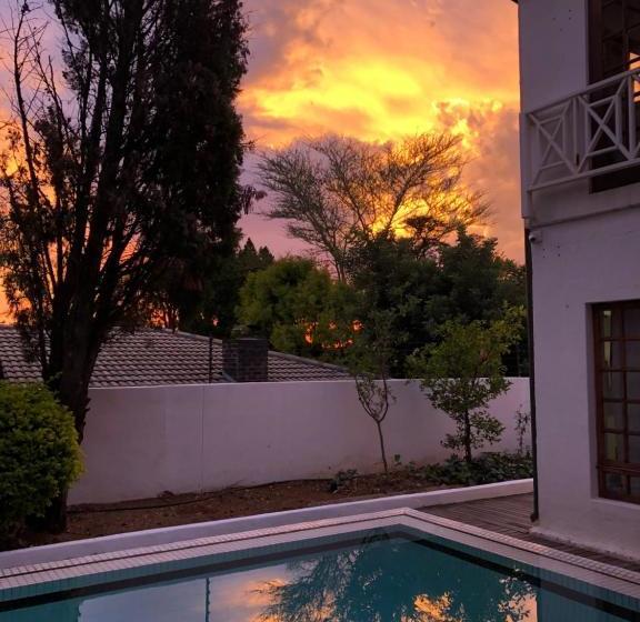 تختخواب و صبحانه Sandton Farmhouse