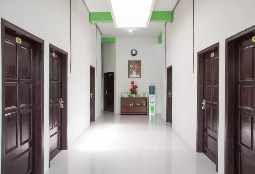 ホテル Reddoorz Near Banyuwangi Baru Station